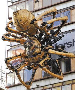 15米長巨型蜘蛛機械裝置亮相城市樓宇，創意藝術引發熱議